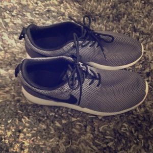 Nike roshe tennis shoe